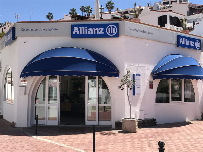 Außenansicht unseres Büros in San Eugenio Alto, Adeje, mit Allianz-Schild